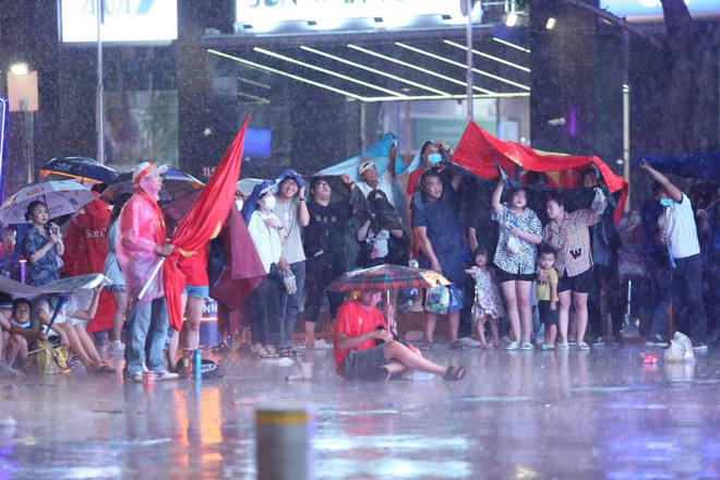 Bất chấp trời mưa, CĐV tại phố đi bộ Nguyễn Huệ vẫn cuồng nhiệt cổ vũ cho U23 Việt Nam - Ảnh 6.