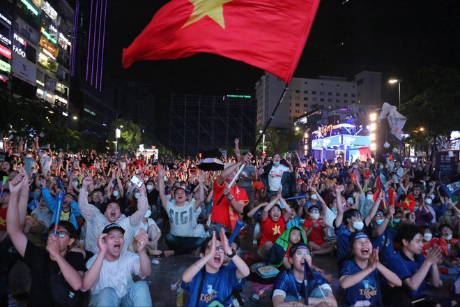 Từ những tiếc nuối, CĐV tại phố đi bộ Nguyễn Huệ vỡ òa trước chiến thắng của U23 Việt Nam - Ảnh 8.