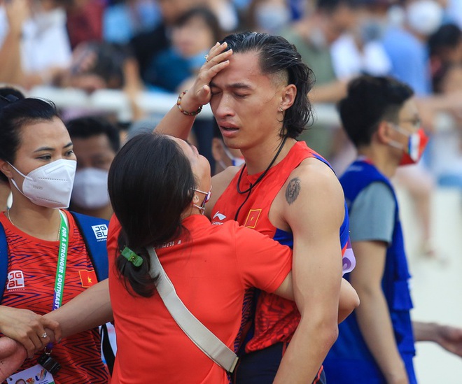 Trần Nhật Hoàng (điền kinh) ôm mẹ bật khóc khi rơi huy chương vàng ở nội dung sở trường - Ảnh 2.