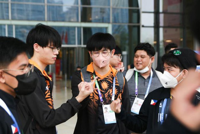 Tinh thần thể thao để lại ấn tượng đẹp của tuyển thủ Esports dự SEA Games 31 - Ảnh 3.