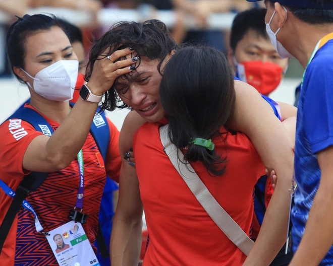 Trần Nhật Hoàng (điền kinh) ôm mẹ bật khóc khi rơi huy chương vàng ở nội dung sở trường - Ảnh 3.