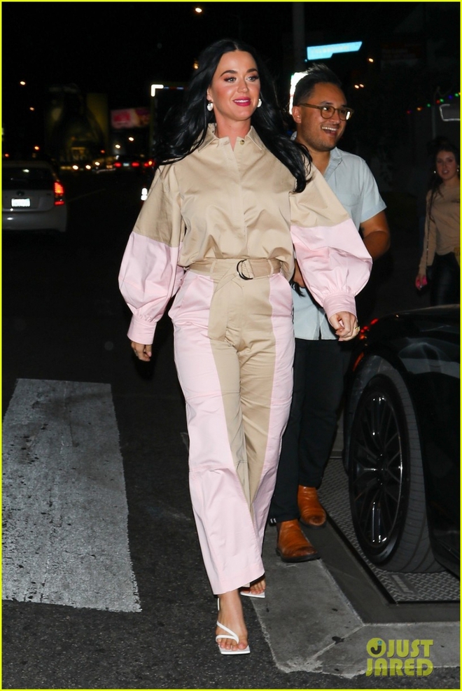 Mẹ một con Katy Perry rạng rỡ đi ăn tối c&ugrave;ng bạn b&egrave; - Ảnh 4.