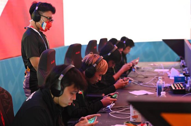 Tinh thần thể thao để lại ấn tượng đẹp của tuyển thủ Esports dự SEA Games 31 - Ảnh 6.