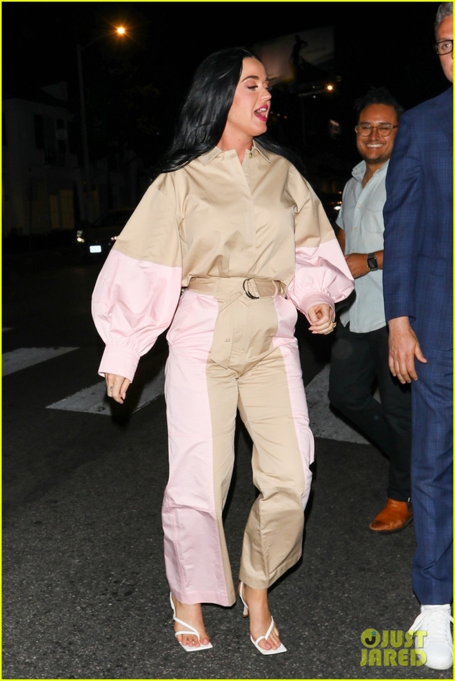 Mẹ một con Katy Perry rạng rỡ đi ăn tối c&ugrave;ng bạn b&egrave; - Ảnh 8.