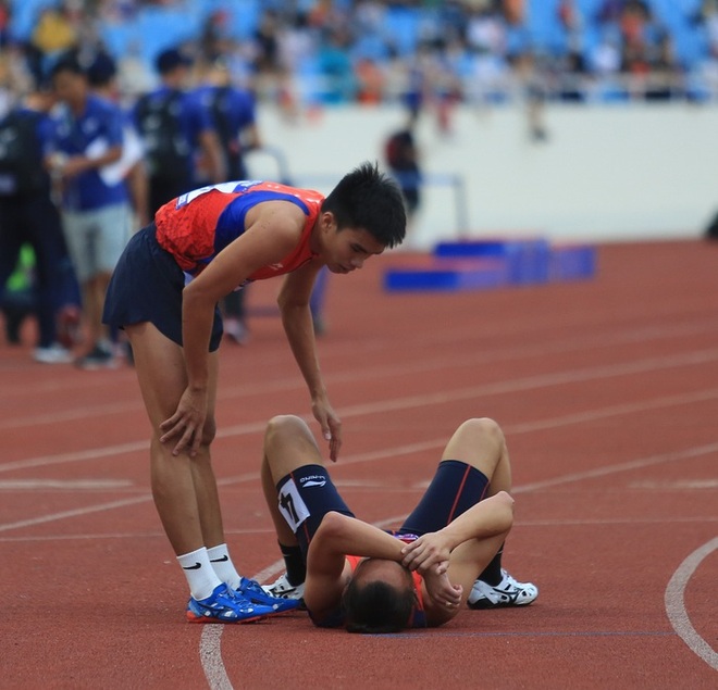 Trần Nhật Hoàng (điền kinh) ôm mẹ bật khóc khi rơi huy chương vàng ở nội dung sở trường - Ảnh 9.