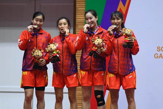 Cặp chị em sinh đôi tại SEA Games 31: Hiện tượng bóng rổ từ Mỹ về Việt Nam thi đấu, sở hữu loạt khoảnh khắc dễ thương - Ảnh 11.