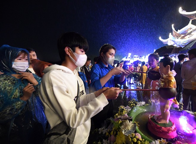 Hàng nghìn du khách thập phương đội mưa dự lễ Phật Đản tại ngôi chùa lớn nhất thế giới - Ảnh 1.