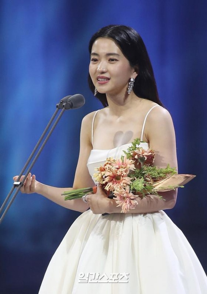 Song Joong Ki lần đầu công khai quan tâm 1 minh tinh hạng A trên Instagram, nghi vấn hẹn hò sau 3 năm ly hôn Song Hye Kyo - Ảnh 8.