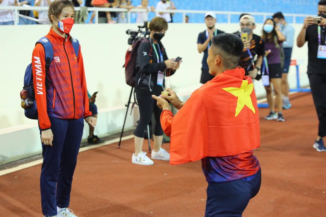 Nhà vô địch SEA Games cầu hôn tại sân Mỹ Đình sau khi đoạt vàng: Mẹ cùng tham gia vào kế hoạch lớn và lời chia sẻ đứng không vững của nữ chính hạnh phúc nhất! - Ảnh 2.