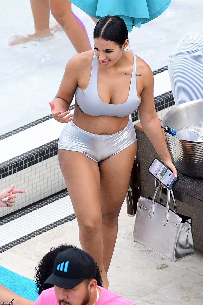 Bạn gái Kanye West phô body phồn thực với bikini - Ảnh 1.