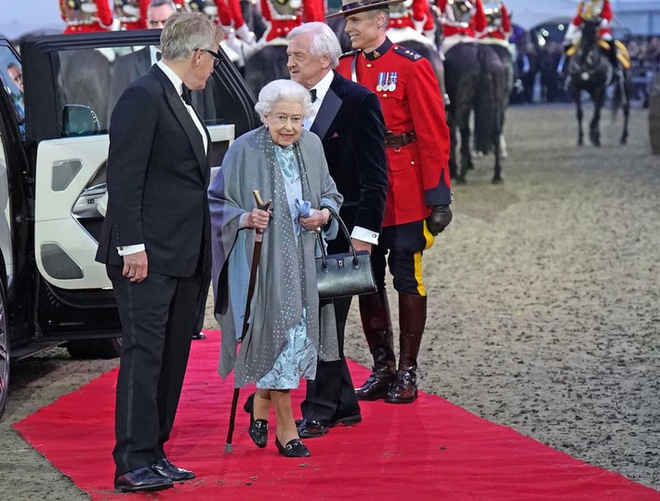 Khoảnh khắc đặc biệt khiến Nữ hoàng Anh rơm rớm nước mắt tại sự kiện đầu tiên của đại lễ Bạch Kim - Ảnh 2.