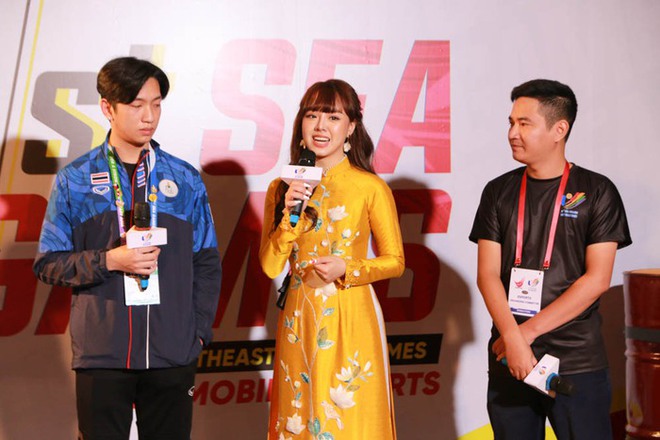 MC Thảo Trang duyên dáng cùng tà áo dài tại SEA Games 31 - Ảnh 2.