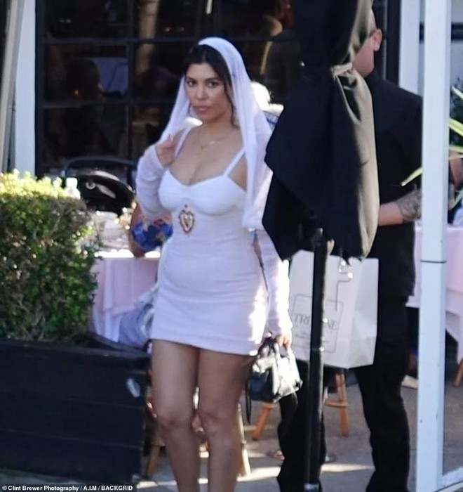 Kourtney Kardashian mặc váy ngắn cũn khoe body bốc lửa trong đám cưới lần 2 - Ảnh 3.