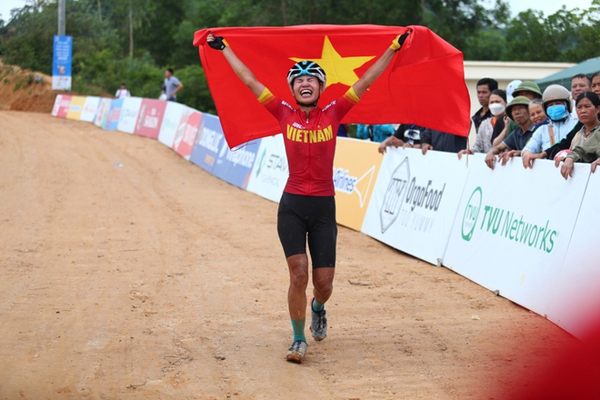 Như Quỳnh bật khóc, chạy đến ôm chồng sau khi giành HCV xe đạp địa hình tại SEA Games 31 - Ảnh 4.