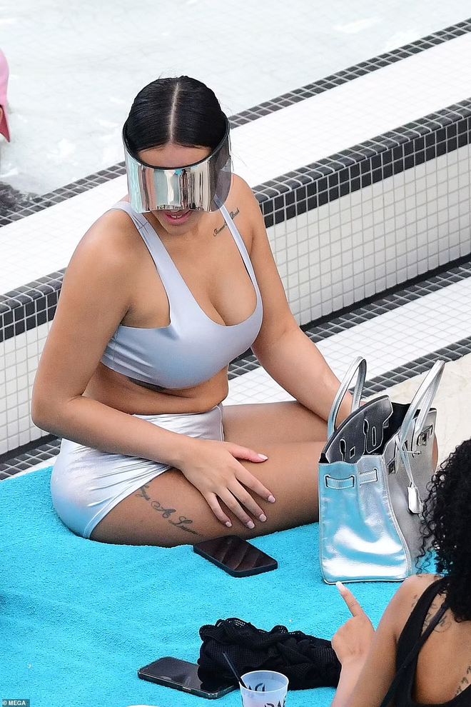 Bạn gái Kanye West phô body phồn thực với bikini - Ảnh 4.