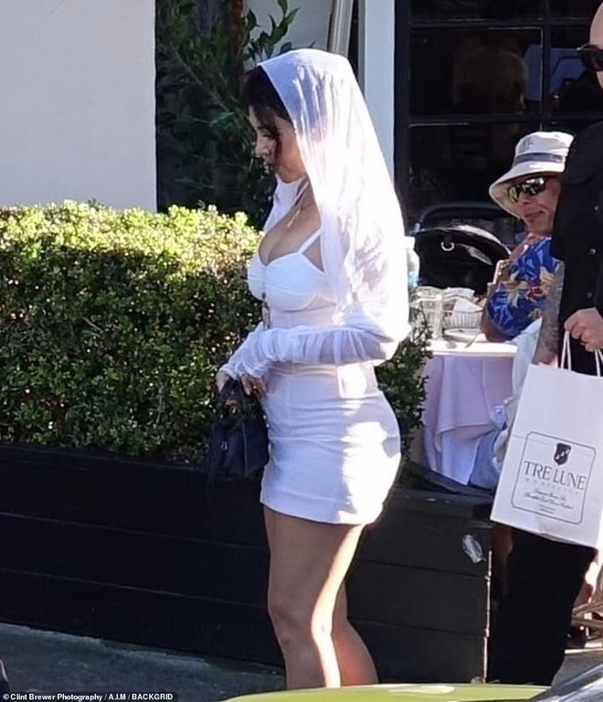 Kourtney Kardashian mặc váy ngắn cũn khoe body bốc lửa trong đám cưới lần 2 - Ảnh 4.