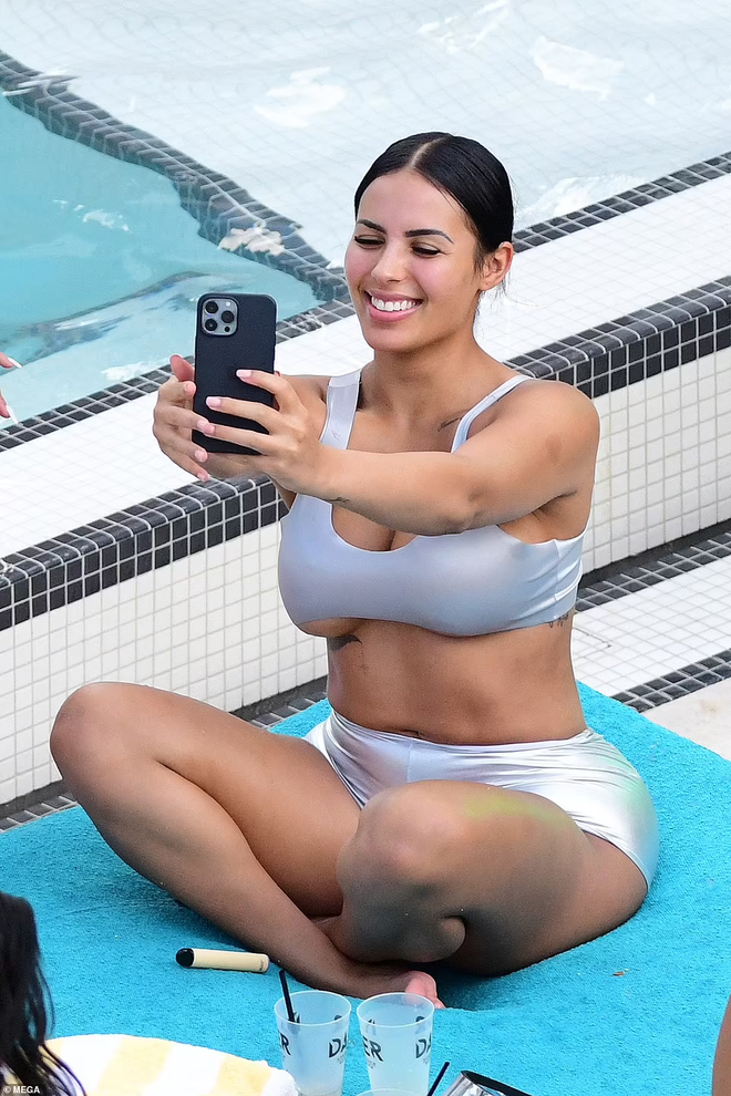 Bạn gái Kanye West phô body phồn thực với bikini - Ảnh 6.