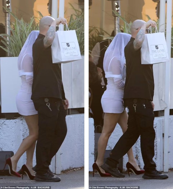 Kourtney Kardashian mặc váy ngắn cũn khoe body bốc lửa trong đám cưới lần 2 - Ảnh 6.