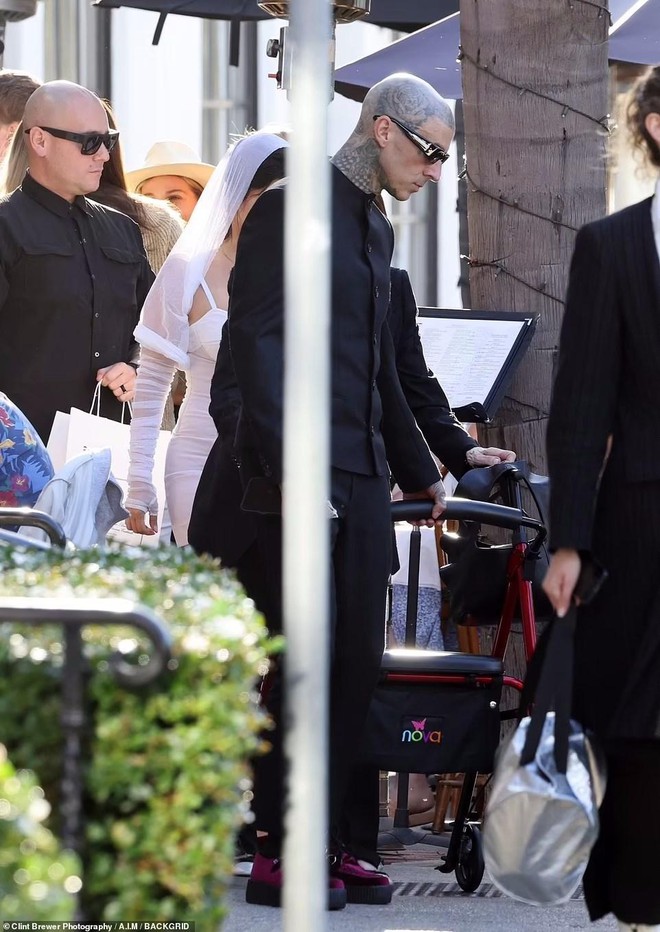 Kourtney Kardashian mặc váy ngắn cũn khoe body bốc lửa trong đám cưới lần 2 - Ảnh 7.
