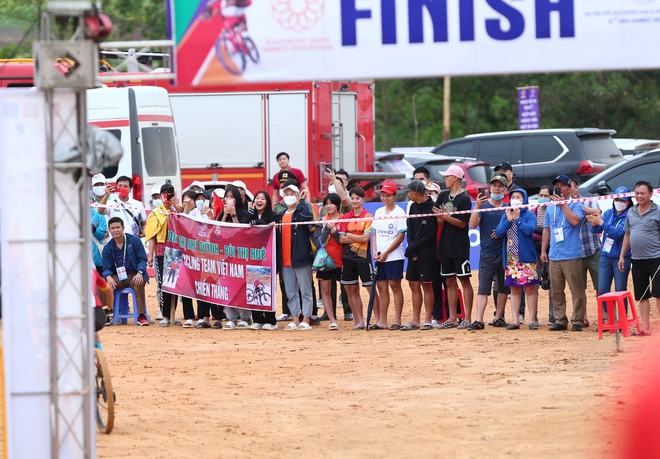 Như Quỳnh bật khóc, chạy đến ôm chồng sau khi giành HCV xe đạp địa hình tại SEA Games 31 - Ảnh 8.