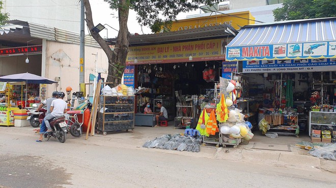 TP.HCM: Nhóm học sinh dùng hung khí đập xe, ném “bom xăng” khiến người dân hoảng sợ - Ảnh 1.