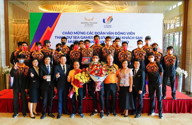 Nữ tình nguyện viên Việt Nam khóc khi chia tay U23 Malaysia ở Việt Trì  - Ảnh 12.