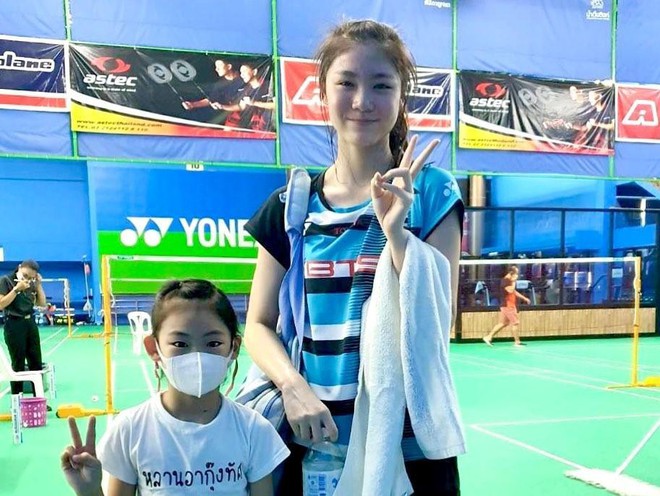 Chiêm ngưỡng vẻ đẹp của Ngọc nữ cầu lông Thái Lan 15 tuổi tại SEA Games 31 - Ảnh 6.
