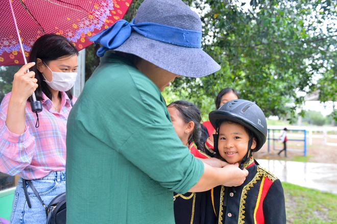 Ảnh: Người Hà Nội chi tiền triệu học cưỡi ngựa - Ảnh 4. Ảnh: Người Hà Nội chi tiền triệu học cưỡi ngựa - Ảnh 4.