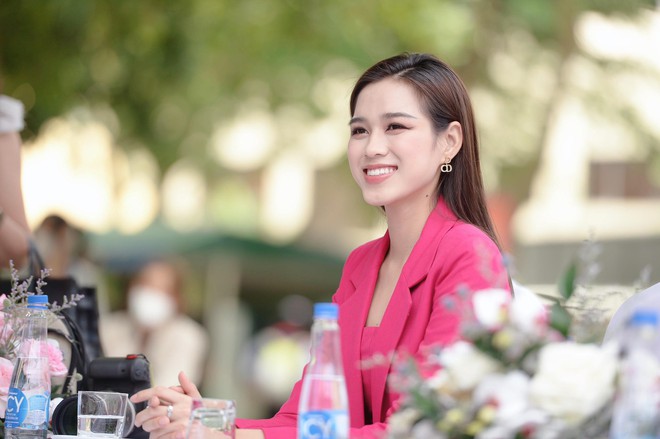 Hoa hậu Đỗ Thị Hà nói về áp lực khi bị so sánh với bạn học thời cấp 2 - Ảnh 2.