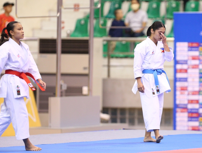 Những giọt nước mắt của người thắng, kẻ thua trong ngày khai màn Karate SEA Games 31 - Ảnh 13.