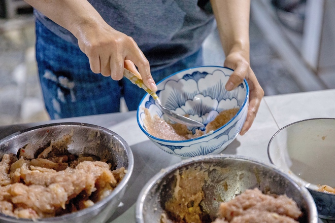 Món bún quậy nức tiếng Phú Quốc luôn gây tranh cãi giữa ngon và khó ăn, nhưng mấy ai biết bà chủ mất 10 năm để hoàn chỉnh hương vị chuẩn - Ảnh 3.