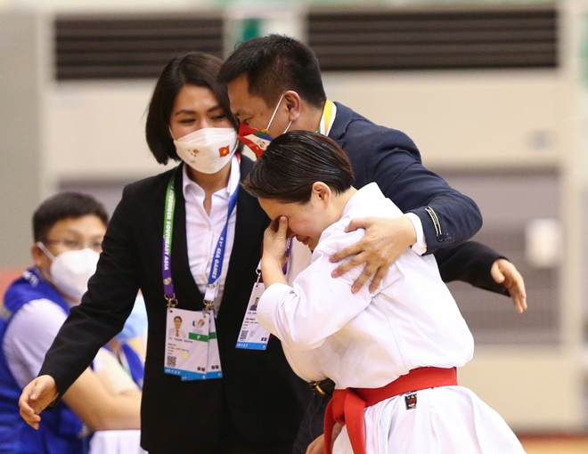 Những giọt nước mắt của người thắng, kẻ thua trong ngày khai màn Karate SEA Games 31 - Ảnh 6.