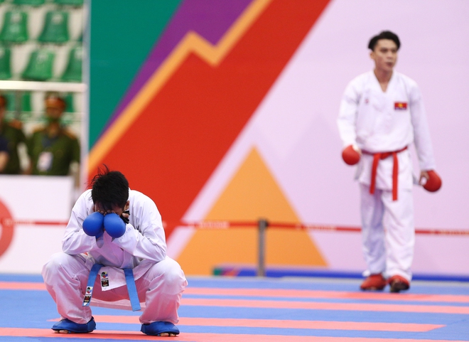 Những giọt nước mắt của người thắng, kẻ thua trong ngày khai màn Karate SEA Games 31 - Ảnh 9.