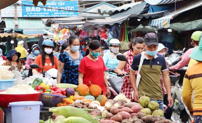 Chóng mặt vì giá hàng hóa tăng vùn vụt: “Vừa ra đến chợ đã hết sạch tiền” - Ảnh 3.