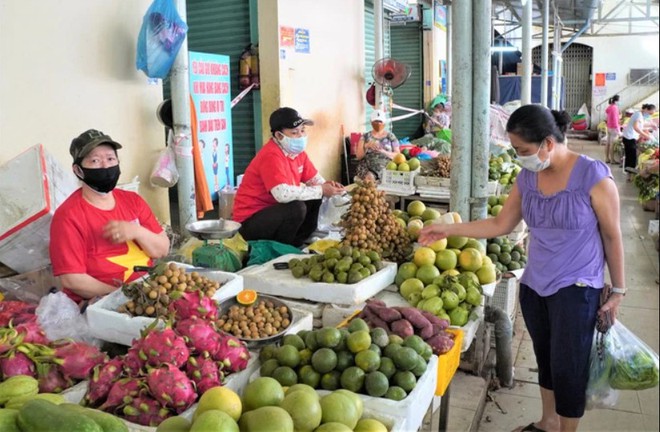 Chóng mặt vì giá hàng hóa tăng vùn vụt: “Vừa ra đến chợ đã hết sạch tiền” - Ảnh 2.