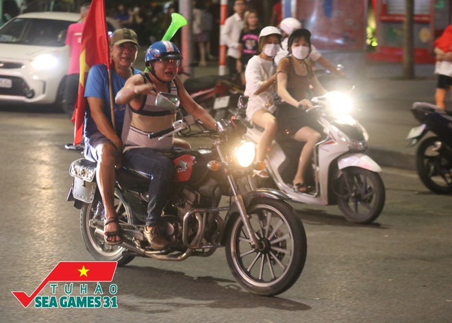 Ảnh, clip: CĐV cả nước vỡ òa, nhiều người ở Hà Nội và TP.HCM đổ ra đường ăn mừng chiến thắng nghẹt thở của U23 Việt Nam - Ảnh 35.