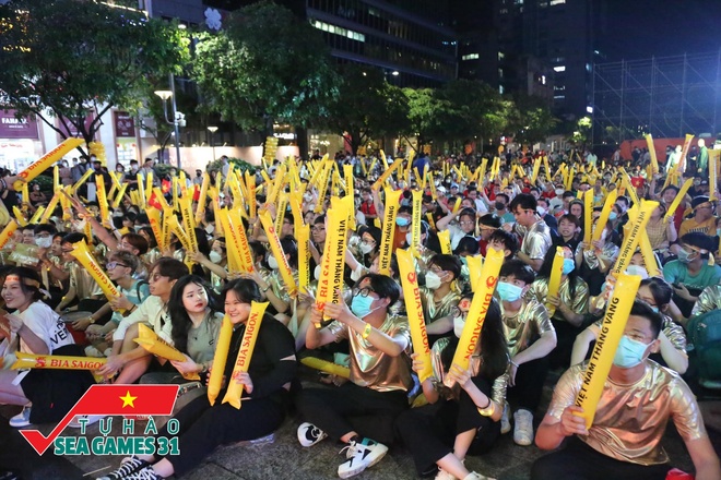 Bán kết U23 Việt Nam - U23 Malaysia: Cờ đỏ sao vàng nhuộm đỏ sân Việt Trì, phố đi bộ Nguyễn Huệ mở hội náo nhiệt - Ảnh 15.