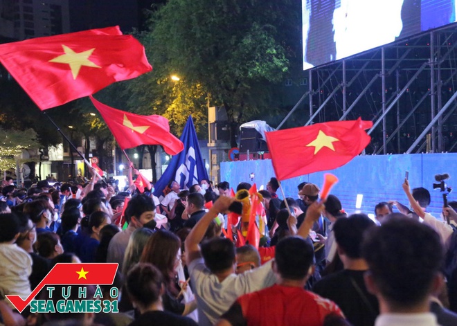 Ảnh, clip: CĐV cả nước vỡ òa, nhiều người ở Hà Nội và TP.HCM đổ ra đường ăn mừng chiến thắng nghẹt thở của U23 Việt Nam - Ảnh 25.