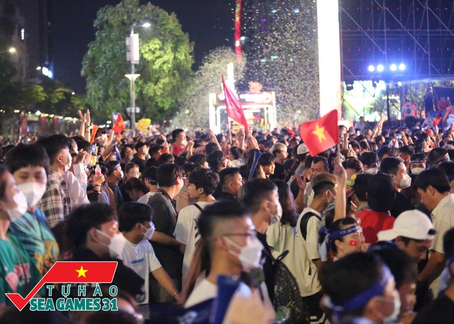 Ảnh, clip: CĐV cả nước vỡ òa, nhiều người ở Hà Nội và TP.HCM đổ ra đường ăn mừng chiến thắng nghẹt thở của U23 Việt Nam - Ảnh 19.