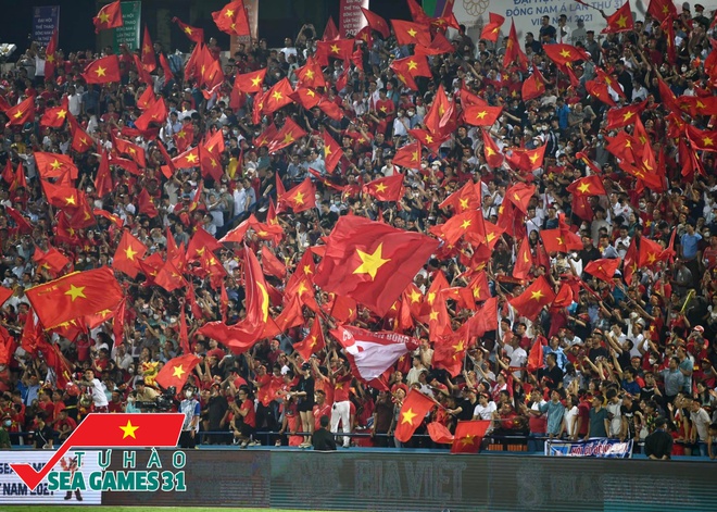 Ảnh, clip: CĐV cả nước vỡ òa, nhiều người ở Hà Nội và TP.HCM đổ ra đường ăn mừng chiến thắng nghẹt thở của U23 Việt Nam - Ảnh 2.