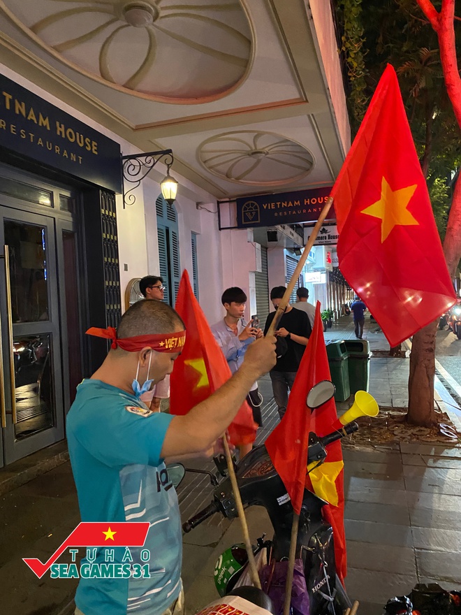 Ảnh, clip: CĐV cả nước vỡ òa, nhiều người ở Hà Nội và TP.HCM đổ ra đường ăn mừng chiến thắng nghẹt thở của U23 Việt Nam - Ảnh 28.