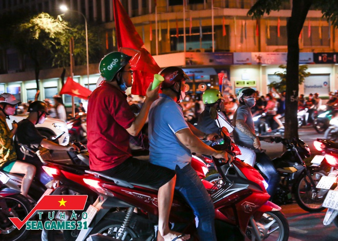 Ảnh, clip: CĐV cả nước vỡ òa, nhiều người ở Hà Nội và TP.HCM đổ ra đường ăn mừng chiến thắng nghẹt thở của U23 Việt Nam - Ảnh 32.