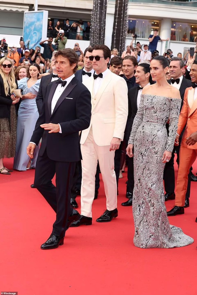 Tom Cruise tình tứ với bạn diễn trên thảm đỏ Cannes, nhận giải Cành cọ vàng danh dự - Ảnh 1.