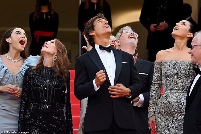 Tom Cruise tình tứ với bạn diễn trên thảm đỏ Cannes, nhận giải Cành cọ vàng danh dự - Ảnh 9.