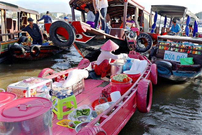 Vì chiều vợ nên sơn toàn bộ chiếc ghe bán bún thành màu hồng, bất ngờ đôi vợ chồng miền Tây đón cả trăm khách kéo đến mỗi ngày - Ảnh 2.