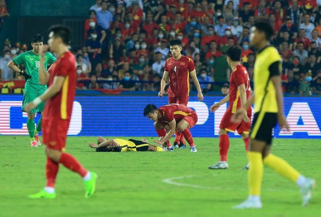 Cầu thủ U23 Việt Nam sơ cứu cho đồng nghiệp Malaysia bị đau ở bán kết SEA Games 31 - Ảnh 1.