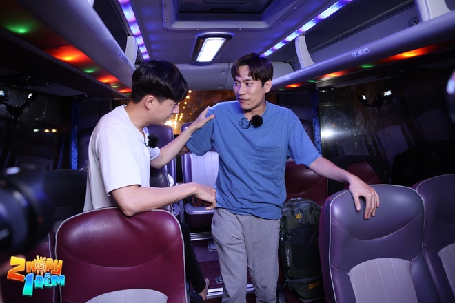 2 ngày 1 đêm: Kiều Minh Tuấn hồn nhiên phát tán mùi trên xe, Dương Lâm tập tạ trên xe - Ảnh 1.