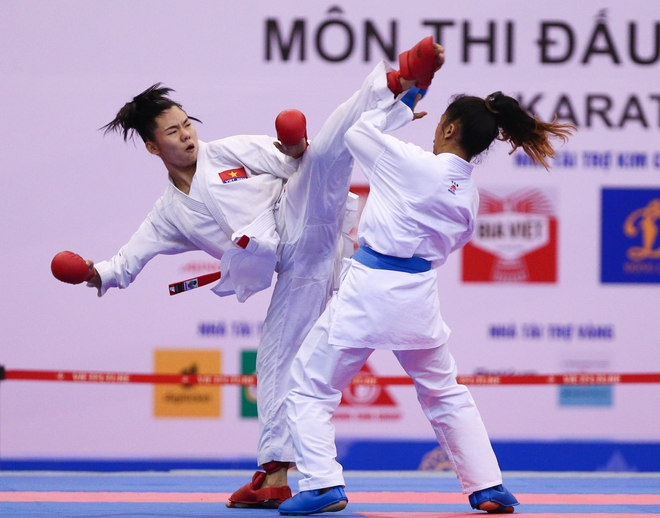 Khoảnh khắc đáng yêu: Học sinh Ninh Bình tặng đặc sản Tây Bắc cho VĐV karate của Campuchia - Ảnh 10.