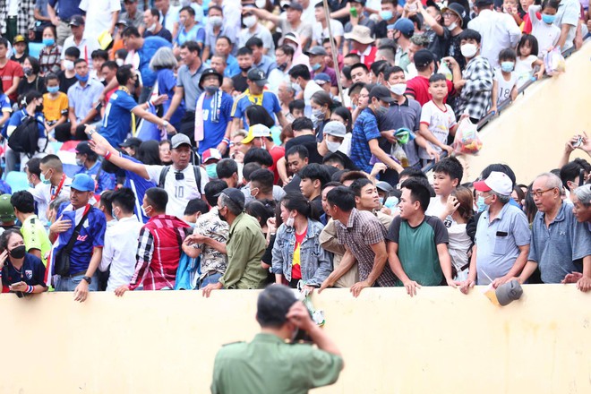 Hàng chục nghìn người hâm mộ Nam Định xếp hàng dài vào sân Thiên Trường xem bán kết U23 Thái Lan đấu U23 Indonesia - Ảnh 11.