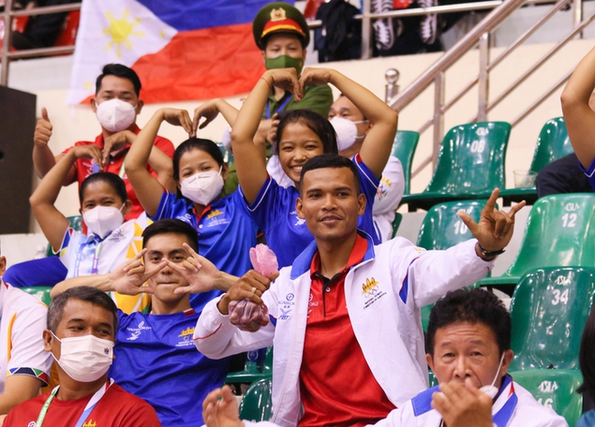 Khoảnh khắc đáng yêu: Học sinh Ninh Bình tặng đặc sản Tây Bắc cho VĐV karate của Campuchia - Ảnh 2.